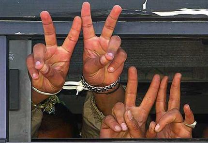hands-of-prisoners-in-handcuffs-with-victory-sign